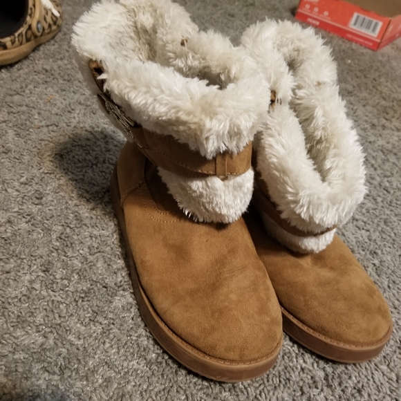 Guess tan boots with white faux fur - Picture 2 of 6